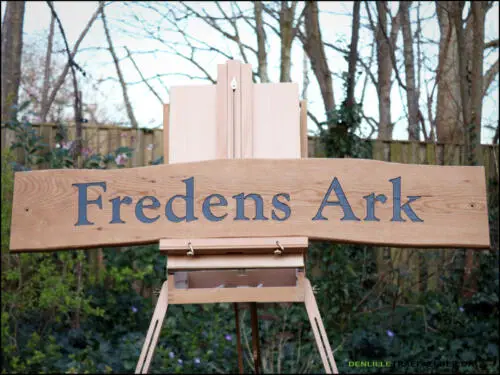 www.denlilletraefaelder.dk - Din gravør af massive træskilte!