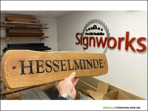 www.denlilletraefaelder.dk - Din gravør af massive træskilte!