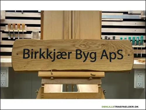 www.denlilletraefaelder.dk - Din gravør af massive træskilte!
